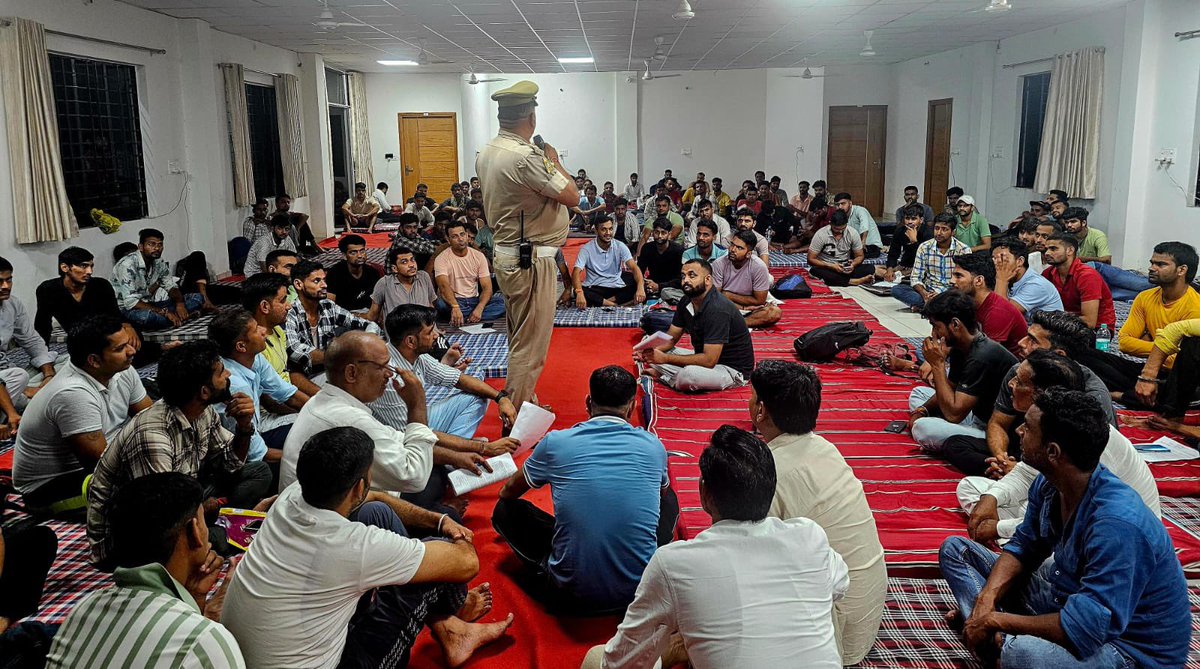 उत्तर प्रदेश पुलिस की भर्ती परीक्षा के लिए सहारनपुर पहुँचे अभ्यर्थियों के रहने एवं भोजन की व्यवस्था में तत्पर टीम प्रतिहार महासंघ

गुर्जर समाज के गणमान्य लोगो द्वारा अभ्यर्थियों का उत्साहवर्धन व शिक्षाविदो द्वारा परीक्षा सम्बन्धित महत्त्वपूर्ण जानकारी साझा की गई

#प्रतिहार_महासंघ