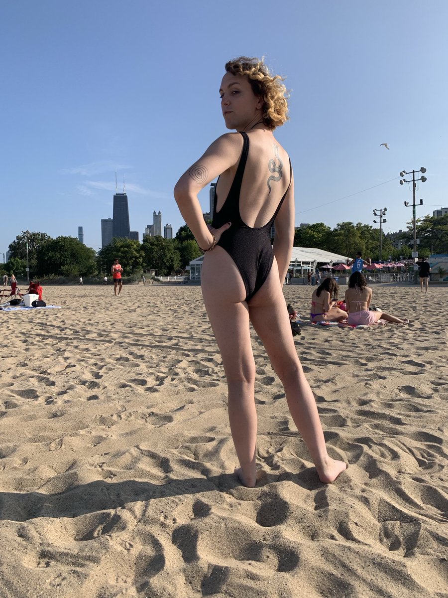 magmapuddle's tweet image. first beach day in chicago!!