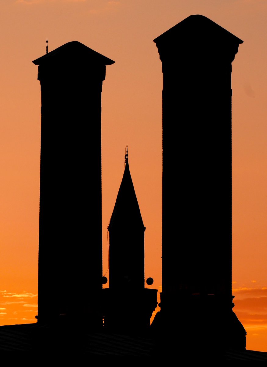 Sen bir İstanbul Türkçesi, ben bir Erzurum ağzı.
Senin dudaklarında, cümleler ziyafet saçar.
Benim konuşmalarımda, kelimeler boğazıma kaçar.
Sen Çifte Minareli Medrese;
nakış nakış, kıskanılan ve göz alıcı.
Ben eski bir Erzurum evi;
terk edilmiş, unutulmuş, yalnız ve göçmüş.