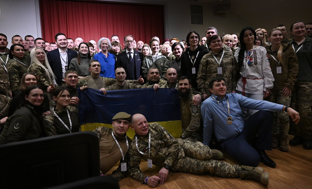 Today Ukraine celebrates 33 years of independence from the Soviet Union. Ukraines fight for freedom and a place in the European family will always endure the support of Sweden. Your fight is ours. Slava Ukraini! 🇸🇪💙🇺🇦

Some pics of Ukrainian soldiers visiting Sweden for