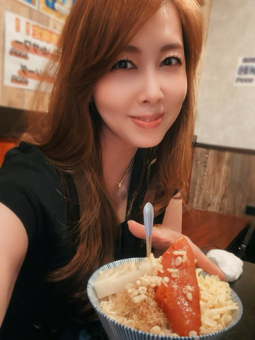 手のひらの写真ばっかりだったから  少し前の 真っ赤に膨れた ぷりぷりの大きな明太子 明太チーズもんじゃと私を🤭  びっくりするくらい ご立派でした💕  凄すぎて&hellip;&hellip;おかわりしちゃった  ｳﾌ( *&acute;艸`)  右手はお箸使えるくらい良くなってきたょ👍