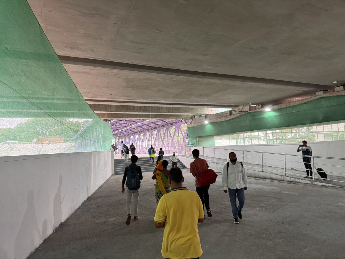 INTERMODAL Connectivity: Foot over bridge across ORR connecting KR PURA Metro Station &amp; Railway Station is opened for public

Thanks to BMRCL Team for executing this work amidst numerous challenges

#betterCommute

<a href="/MALimbavali/">Manjula Aravind Limbavali</a> <a href="/ArvindLBJP/">Aravind Limbavali</a> <a href="/manoharGABJP/">Manohara reddy</a> <a href="/Clementcjayakum/">Clement C Jayakumar</a>