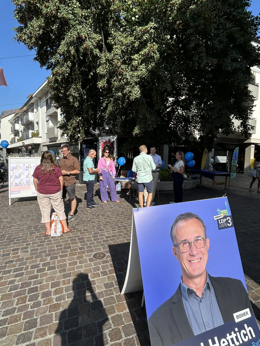 Einfach mal das Plakat in #Riehen hinstellen und dann ins Kaffee sitzen, liebe @ldp ? Danke für diesen inspirierenden Wahlkampf😉 #GRW24