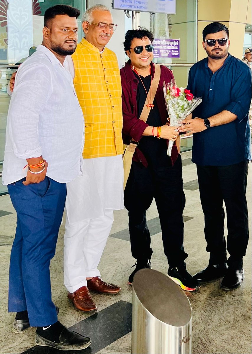 bjym4Rishabh's tweet photo. देश विदेश में चर्चित धारावाहिक नाटक “भाभी जी घर पर हैं” के कलाकार दरोगा हप्पू सिंह जी का आज कानपुर की पावन धरती आगमन में भव्य स्वागत किया व उन्होंने भी कानपुर की खास चर्चा की 🙏🏻✌🏻😎🧿
#darogahappusingh
#happusingh https://t.co/d1jCcXQ90j
