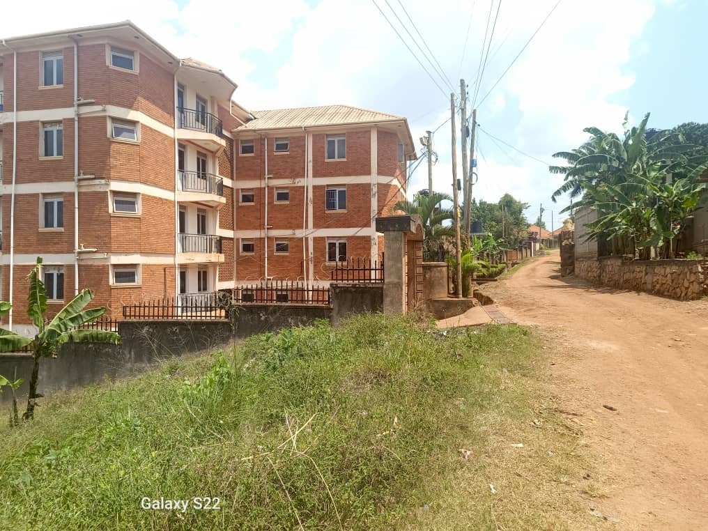 Ddiiro078's tweet photo. *8 Apartment* of 2bedrooms, sitting &amp; dinning, 2toilets, 2balcons, big kitchen

 *Location*~Seguku (Enteebe road) 

 *Monthly income~ 8m

Seated on a plot of 20decimals

Selling price 900m slightly negotiable https://t.co/LwLiM6JsKV