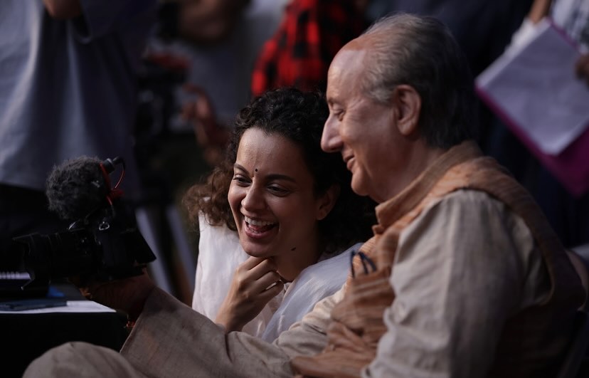 RednoolOfficial's tweet photo. Kangana Ranaut shares BTS pic announcing wrap of 'Emergency' shoot🔥🔥 @KanganaTeam

#kangana #actress #kanganaranaut #emergency #btspics #movie #bollywood #kanganaactress https://t.co/T2j2OVRnAG