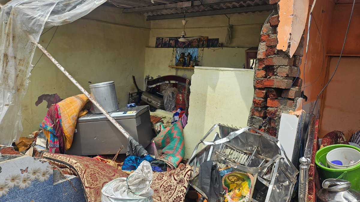 gallinews's tweet photo. BMC Water Pipeline Burst Hone Se Bahut Se Ghar Damage Hogaye Paani Ke Force Se At Powai
Read Full News: https://t.co/WHcXTqkAo5
#aareycolony #bmc #GautamNagar #mumbainews #MumbaiProblems #mumbaiupdates #PipelineDamage #PipelineRepair #powai #WaterCrisis https://t.co/mC64kfqpGH