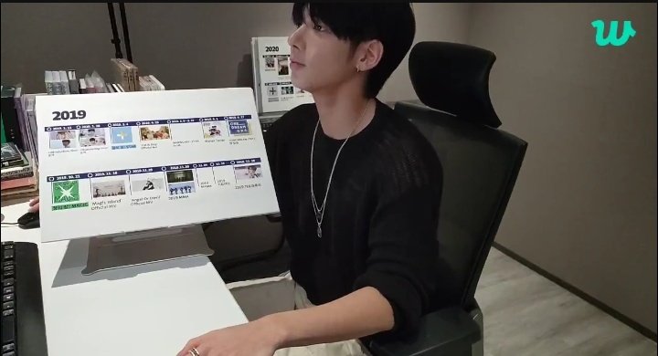 rinri_kim97's tweet photo. จู่ ๆ โมอากับทีเร้กก็มาพูดเรื่องเพลง/อัลบั้ม? ทำอะไรกันอะ เมื่อวานเ���็นโมอาเปลี่ยนชื่อแอคเป็นชื่อเพลงทีเร้กเต็มไปหมดเลย วันนี้แทฮยอนมาไลฟ์พร้อมชาร์ตเพลง? 🧐 https://t.co/UAIVD5xoJo