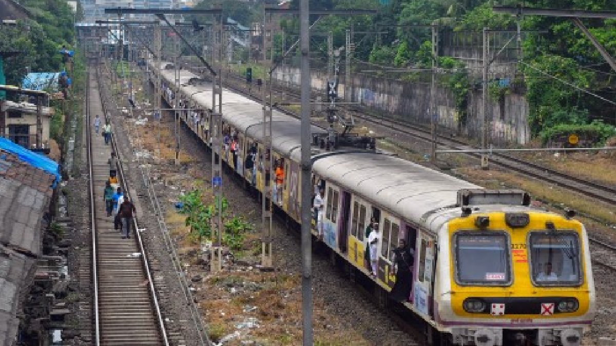 gallinews's tweet image. Sunday Block - Western, Central Aur Harbour Teeno Local Lines Rahega Iss Sunday 25 August Ko Block

Read Full News: bit.ly/4fUZe2x

#centralline #EngineeringBlock #harbourline #LocalTrainServices #MaintenanceWork #MumbaiLocalTrains #MumbaiTrains #mumbaiupdates