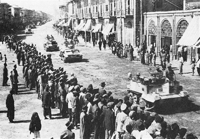 tabrizone's tweet photo. ورود نیروهای متفقین (شوروی، بریتانیا) در جنگ جهانی دوم به تبریز در ۳ شهریور ۱۳۲۰ که در پی آن رضاخان از قدرت خلع شد.

ارتشی که رضا شاه طی سال‌ها حدود نیمی از بودجه کشور را به آن اختصاص داده بود و همه توان خود را تنها جهت نیرومندسازی آن کرده بود، در کمتر از سه روز فروپاشید. https://t.co/qQOqnvDgbq