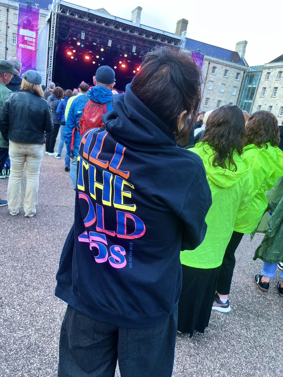 What an amazing night watching <a href="/deaconbluemusic/">Deacon Blue</a> in #Dublin with @songsbyhannah 
<a href="/rickyaross/">Ricky Ross</a> the voice of liquid gold &amp; Lorraine grabbing us all with her sheer power. Band on absolute form!
In the rain and the journey from Sutton so worth it to see them, <a href="/tomorourke/">Tom O'Rourke</a> &amp; @DeafStephF