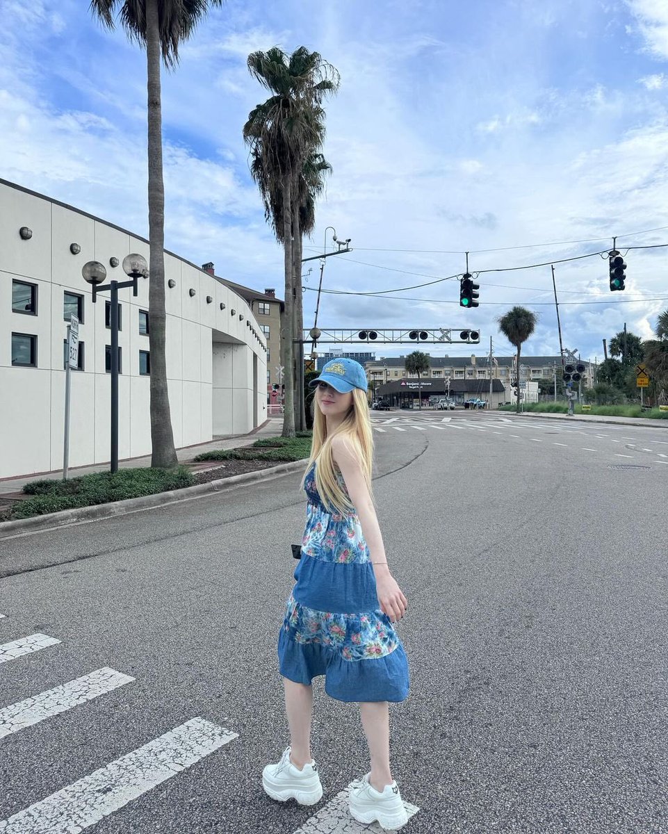 sunwooheejin's tweet photo. 🏙️🛣️🚏 #Heejin #Sunwoo https://t.co/cuwRKapYdD