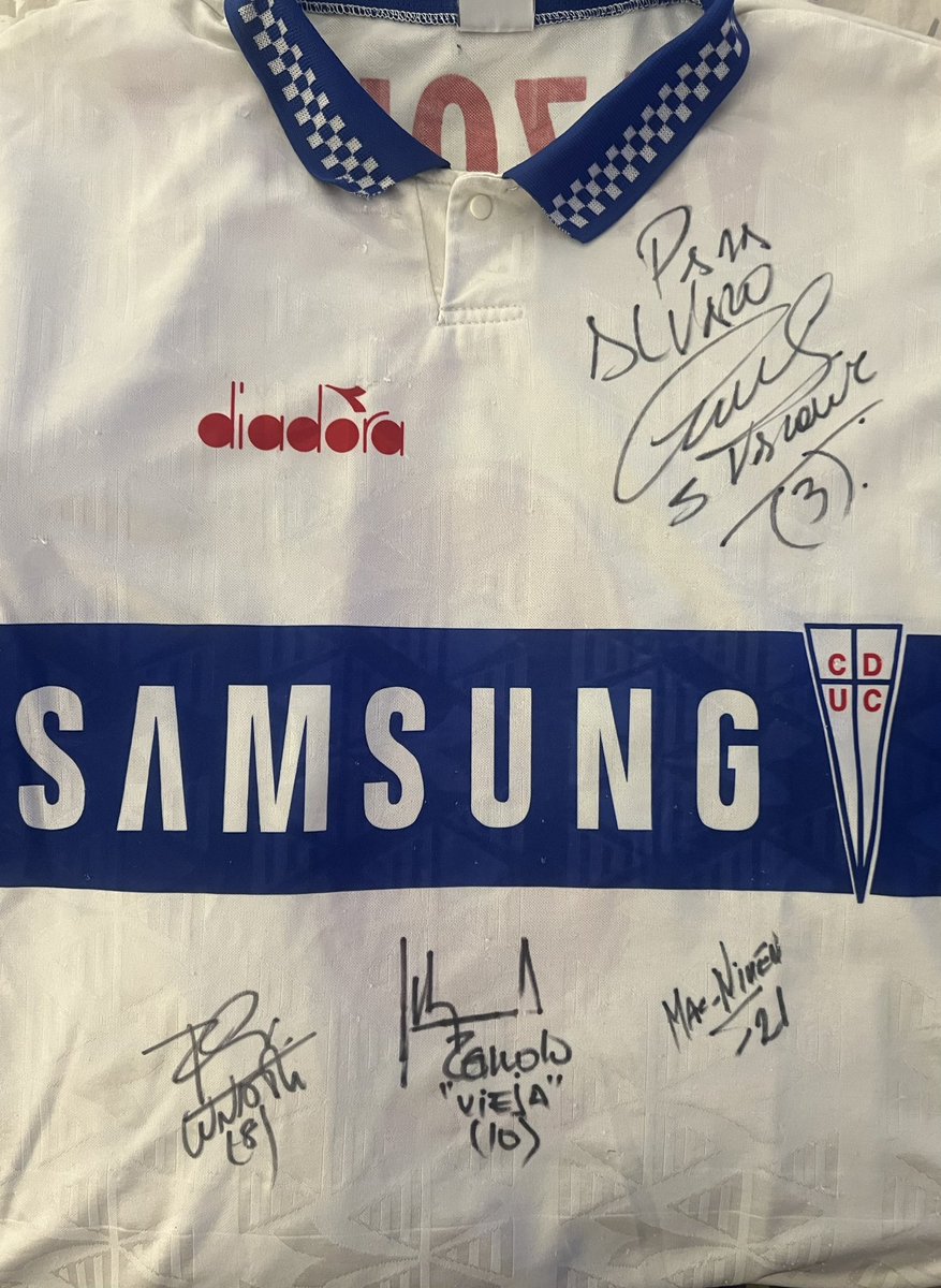 alvaroreyes2011's tweet photo. @CDUC1937 Tuve la suerte de jugar en las inferiores. Al término de cada año, el primer equipo nos regalaba sus camisetas. Yo se la pedí a “Charlie” Vázquez y la guardé por casi 30 años. Tuve la suerte de asistir a ese programa y cumplir el sueño de q me la firmara https://t.co/jl0CaDJ8li