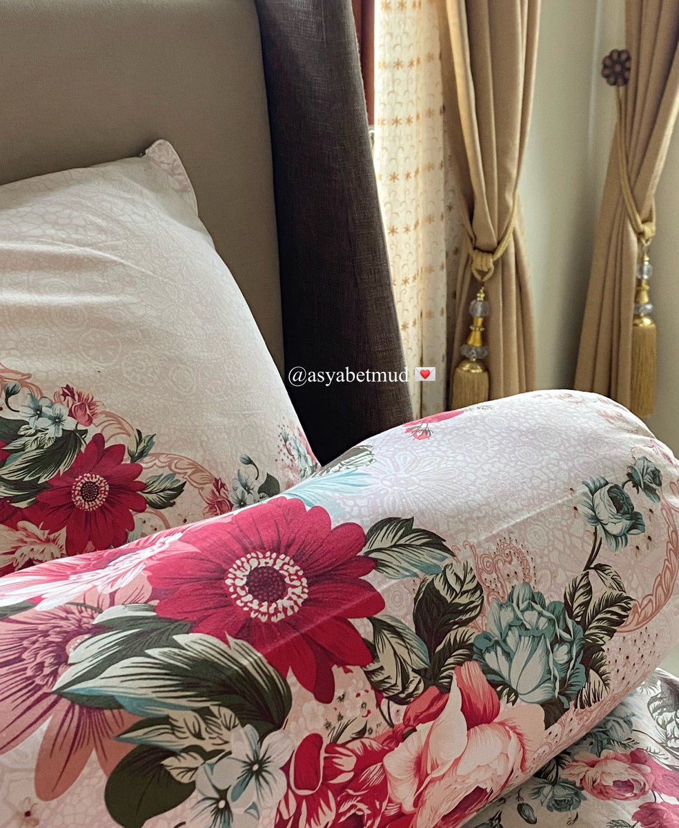 asyabetmud's tweet photo. siapa yg sama kaya aku 👋🏻 kalau lagi
bebersih kamar tidur jd mood boster bgt

apa lagi klo kamar tidur udh bersih sama rapih! tp kalau ga wangi ga afdol ga sih? kayak masih ada yg kurang.

&amp; aku baru aja nemuin linen spray yang
wanginya relaxing bgt! bikin tambah
nyaman dikamar✨ https://t.co/S5d5zUoVHU