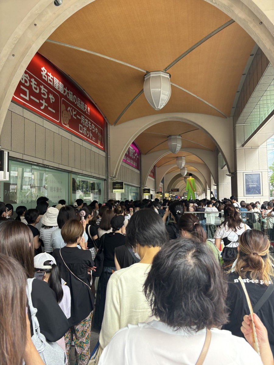 mamekichirou's tweet photo. 人生初の交通マナーキャンペーントークイベント楽しすぎた！
みんながたくさん見にきてくれてて本当に感動した！！
ありがとうみんな
メロもめっちゃ可愛かった😊
みんな写真や動画撮ってたらリプに送ってくれ！😍
台本一生懸命読み込んだけど台本に書いてある事何も話さんかった https://t.co/vP50zD6lAX