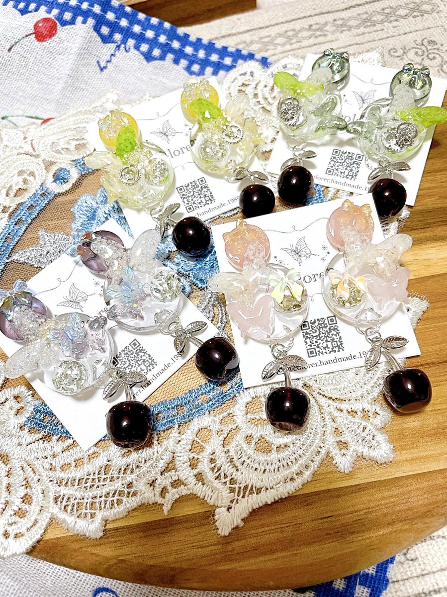 handmadecolorer's tweet photo. 本日も＠a_cupapa 様にて蝶々さん達並んでいます🦋✨
新作のさくらんぼ🍒モチーフもありますよ
京都に来られた際には是非お立ち寄り下さいませ♪♫
素敵なハンドメイドショップです😌😌

#ハンドメイドアクセサリー #ハンドメイドショップ #京都 #路地裏3坪雑貨店 #八坂店 #蝶々アクセサリー https://t.co/59pOSn92EG