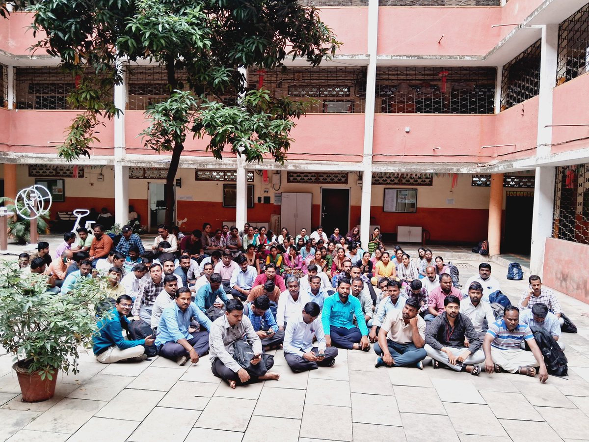 TrshubhamDha's tweet photo. @dvkesarkar मुंबई महानगर पालिका मध्ये selection होऊन सुधा मागील 6 महिन्या पासून सेमी इंग्लिश medium चे शिक्षक लोकांचे ना मेडिकल झाले ना पोलिस verification jale आणि ना नियुक्ती च पत्ता आहे. याचा विरोधात भावी शिक्षक आझाद मैदानात आंदोलनाला बसले आहेत. https://t.co/D7eULGRXtB