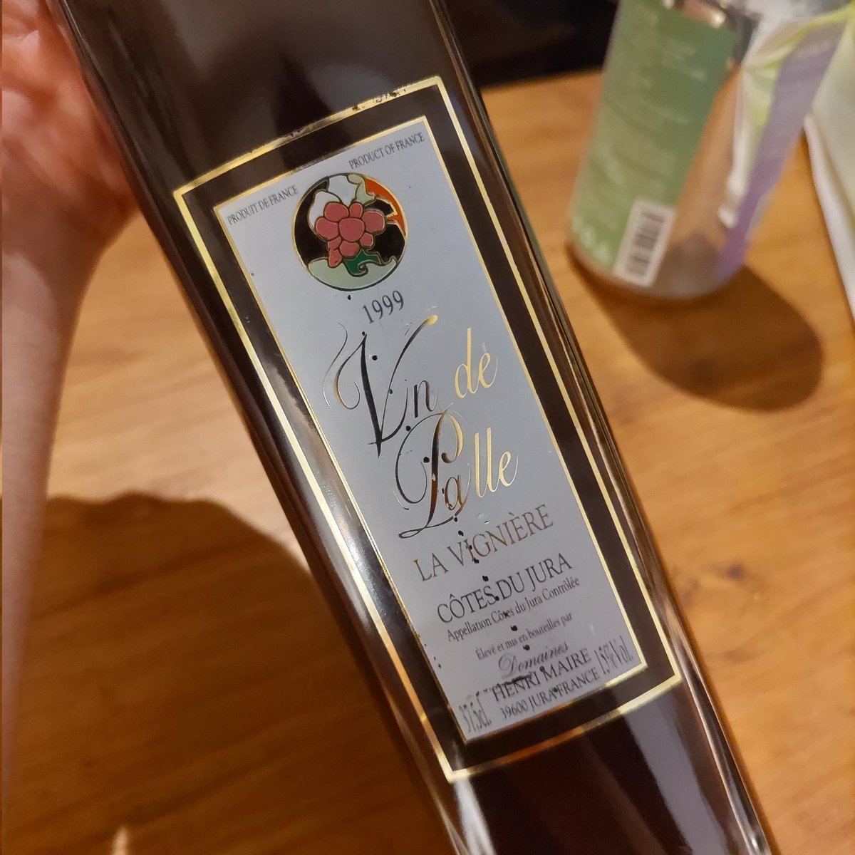 ヴァンドパイユ
ぶどうを乾燥させ甘みを凝縮してから
発酵させた甘口ワイン。
ロックでゆっくりと、プリンとかアイスクリームに合わせて残暑を乗り越えましょう〜
擬音で表すならば、甘みがｷﾞｭｳｳｳｳｳ!!
といった感じでした。。
ウイスキーカクテルにも使えそうですね。