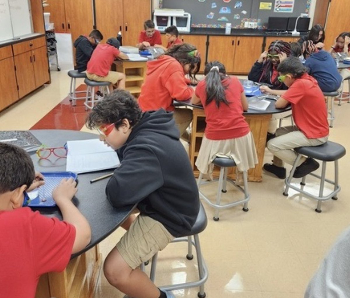 LaVernePUSD's tweet image. Our 6th-grade Lions are exploring surface tension in the lab. #STEM #InteractiveNotebooks #ProudToBePUSD