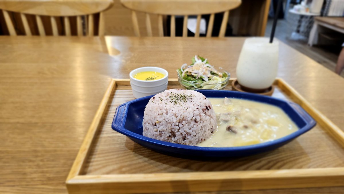 yukitaka0325's tweet photo. ランチは #CAFEBUTTON でホワイトカレー🍛😋 https://t.co/kqz6KoBCim