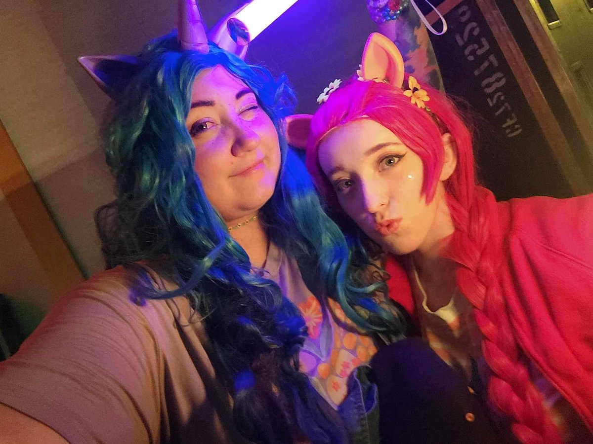 Hey! Are you at <a href="/EverfreeNW/">Everfree Northwest</a> 👀

If so make sure to head to mane stage at 10 pm (in 15 minutes!!⏰) to catch <a href="/LilacTori/">Lilac ✩ ₊˚🎧⊹♡</a> and <a href="/geekys_pins/">Geeky 🎠💃</a> performance! ✨