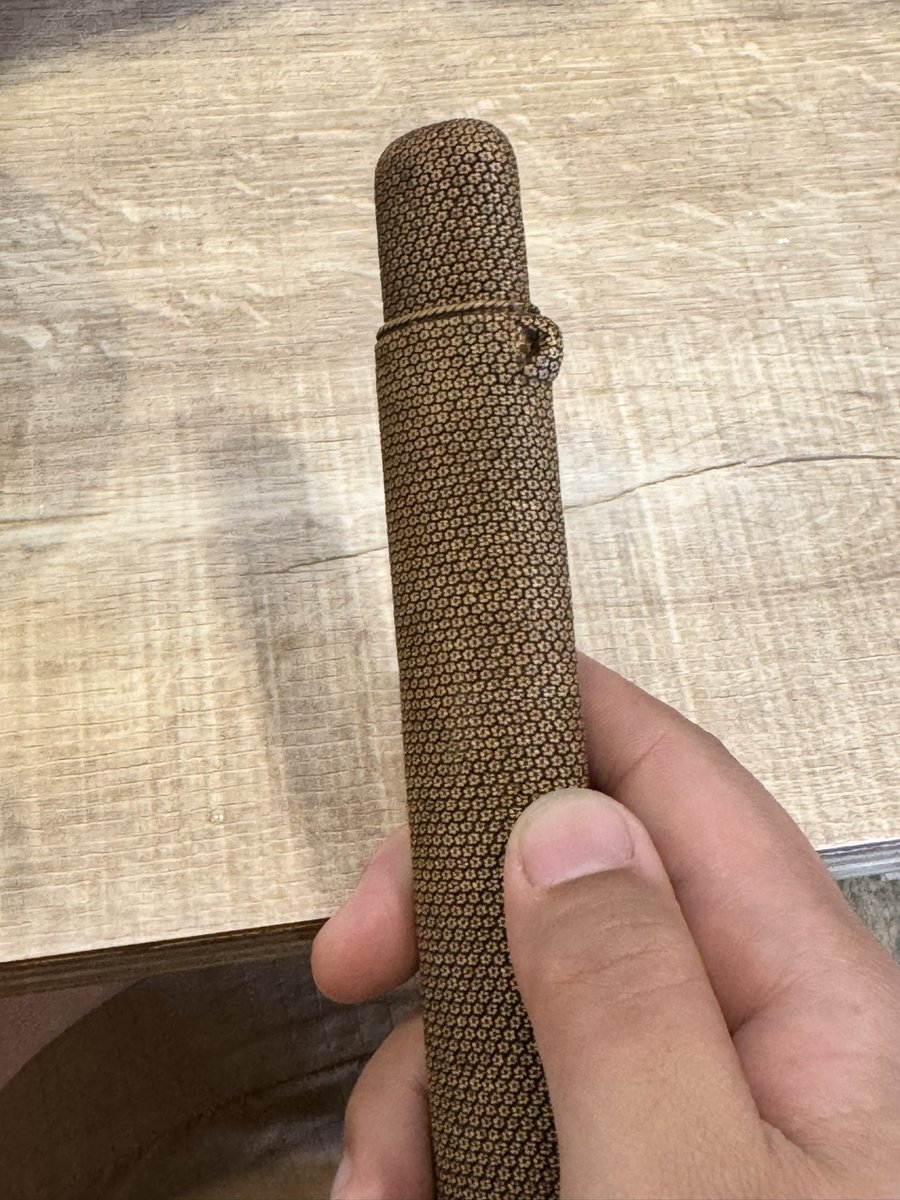 松本ナイフショーに来ました。
会場前の古美術屋で買ったキセル入れだ！
この前博物館で見た物と同じタイプです。
模様は手編みですね。 https://t.co/8iQdQMPRvN