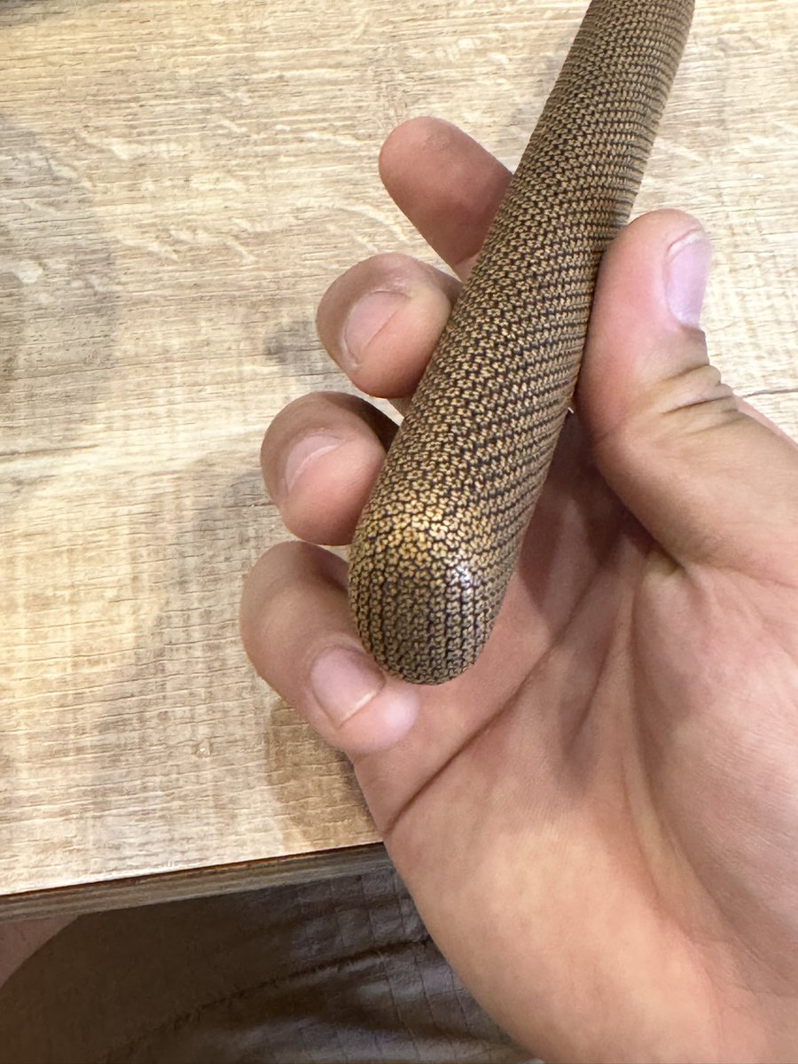 松本ナイフショーに来ました。
会場前の古美術屋で買ったキセル入れだ！
この前博物館で見た物と同じタイプです。
模様は手編みですね。 https://t.co/8iQdQMPRvN