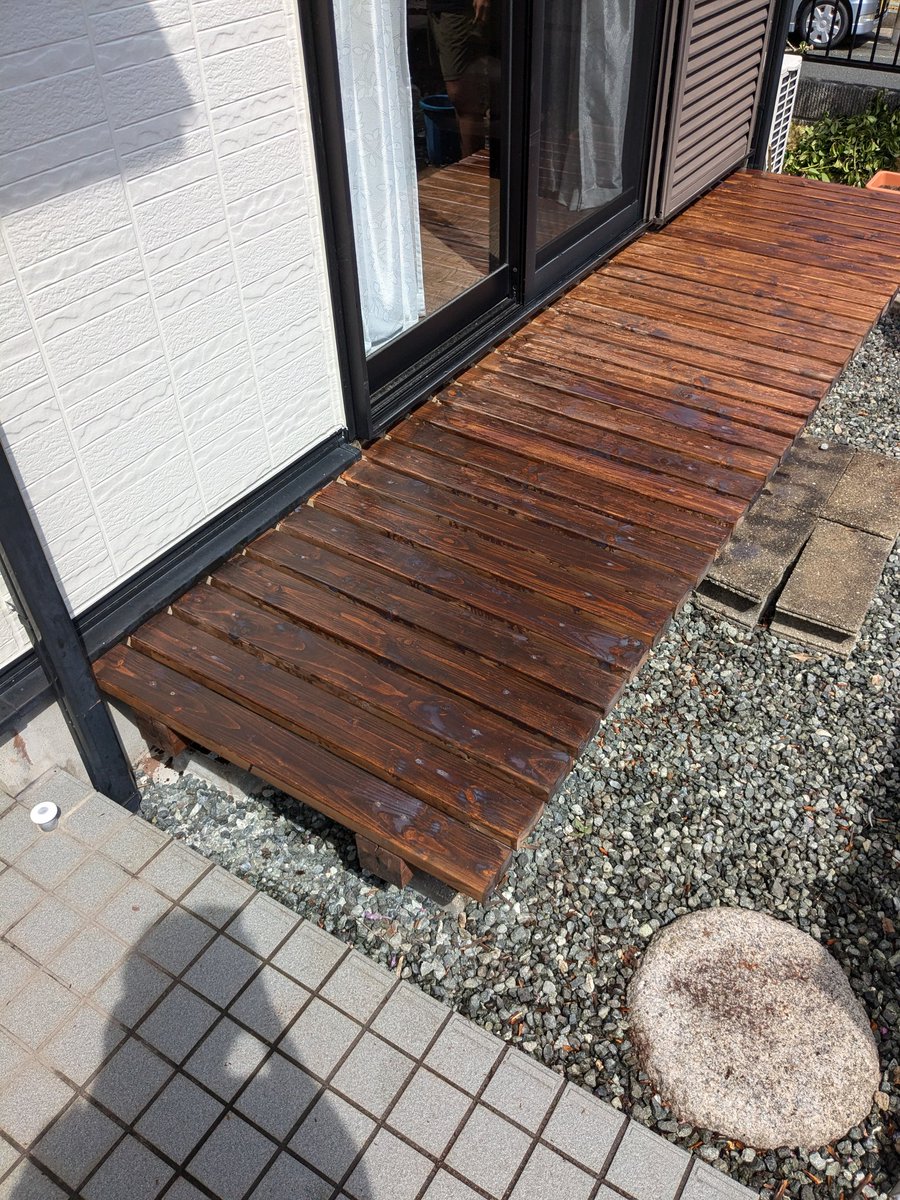 pewgram's tweet photo. ウッドデッキの張り替え
塗料がちょっと足りない https://t.co/R90a6zoMuk