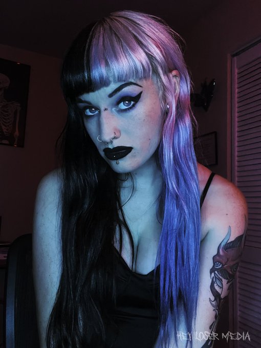 Do you think I&rsquo;m pretty? ✨ #sammiebeare #vampire #alternative #goth https://t.co/Ic8hDdJU9z<a href="/tag/sammiebeare"class="tags">#sammiebeare</a><a href="/tag/vampire"class="tags">#vampire</a><a href="/tag/goth"class="tags"><span>#goth</span></a><a href="/tag/alternative"class="tags"><span>#alternative</span></a>