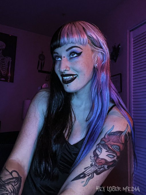 Do you think I&rsquo;m pretty? ✨ #sammiebeare #vampire #alternative #goth https://t.co/Ic8hDdJU9z<a href="/tag/sammiebeare"class="tags">#sammiebeare</a><a href="/tag/vampire"class="tags">#vampire</a><a href="/tag/goth"class="tags"><span>#goth</span></a><a href="/tag/alternative"class="tags"><span>#alternative</span></a>