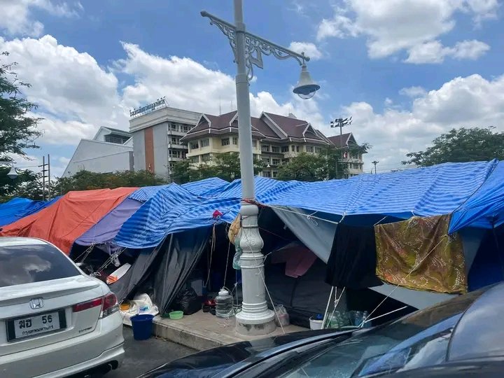 ม็อบเกษตรกรราว400กว่าคนที่ได้รับผลกระทบจากการสร้างเขื่อนราษีไศล ยังคงปักหลักอยู่คลองผดุงกรุงเกษม

📍ทรัพยากรที่ชาวบ้านต้องการตอนนี้คือพวกน้ำดื่มและยาสามัญต่างๆ

ใครผ่านไปมาสามารถนำสิ่งของต่างๆไปให้ชาวบ้านได้ค่ะ