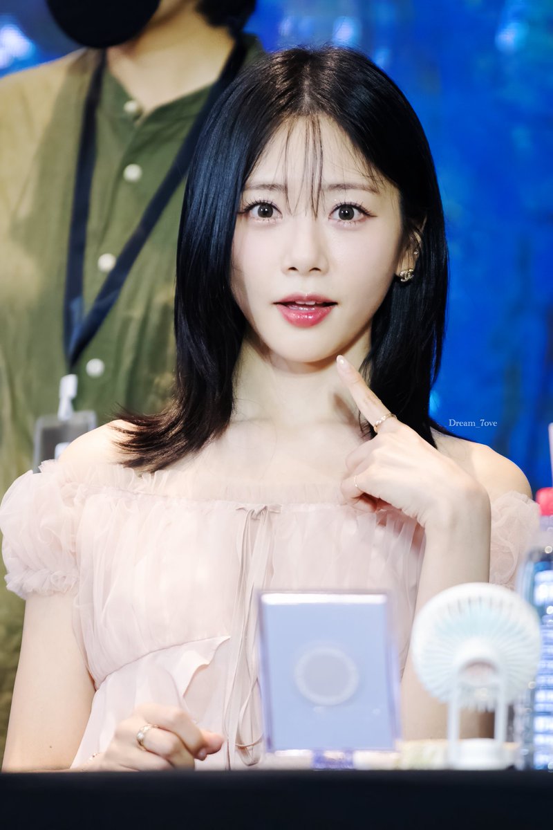 240823 팬싸
민지언니 너무 귀여워❤️❤️
#드림캐쳐 #지유 #Dreamcatcher #JIU