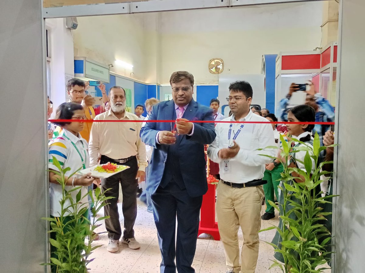 RSCBhubaneswar's tweet photo. Various Space Exploration programmes like inauguration of #isromoonmission #InteractiveTalk on "Cosmic Curiosity: Astronomy, Telescopes and developing scientific temper" #HANDS_ON_WORKSHOP on #telescopemaking and #selfie with #Chandrayaan3 were conducted at @RSCBhubaneswar https://t.co/HTnftZ2HTU