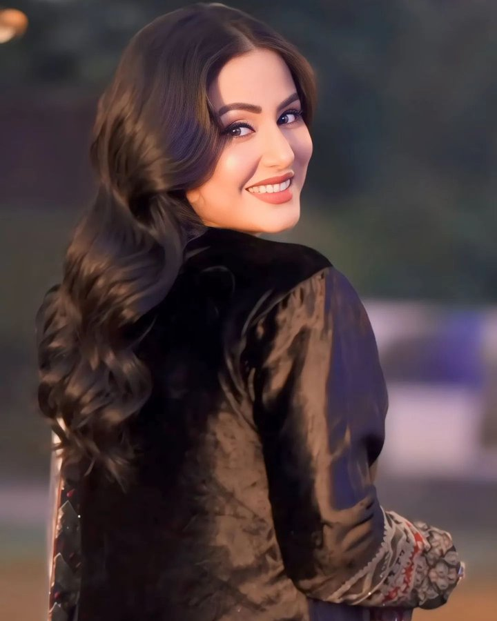 मर्द का चरित्र ऐसा होना चाहिए कि  एक अंधेरे कमरे में भी एक लड़की उसके साथ सुरक्षित महसूस करे!! 👏