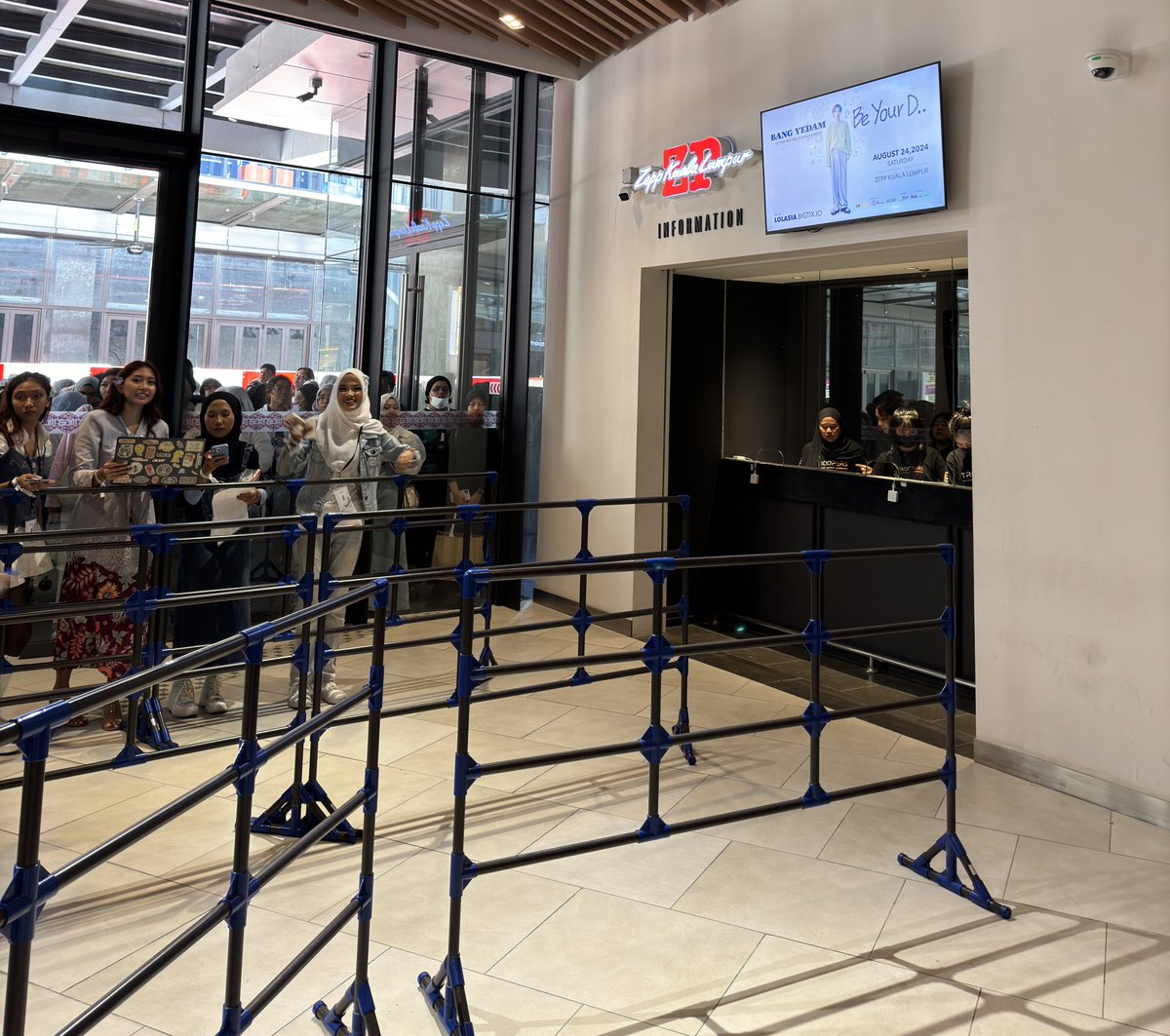 Yedam_MY's tweet photo. Counter for seat number / wristband / signed poster redemption is now OPENED! 

We ask everyone to follow the queue! Thank you for your kind cooperation 🫶🏻

MY BYD TUNGGU BANG YEDAM
#BANGYEDAMComeToMY
#BANGYEDAM1stFMinKL
#BANGYEDAMinMY https://t.co/zFZDK06TRo