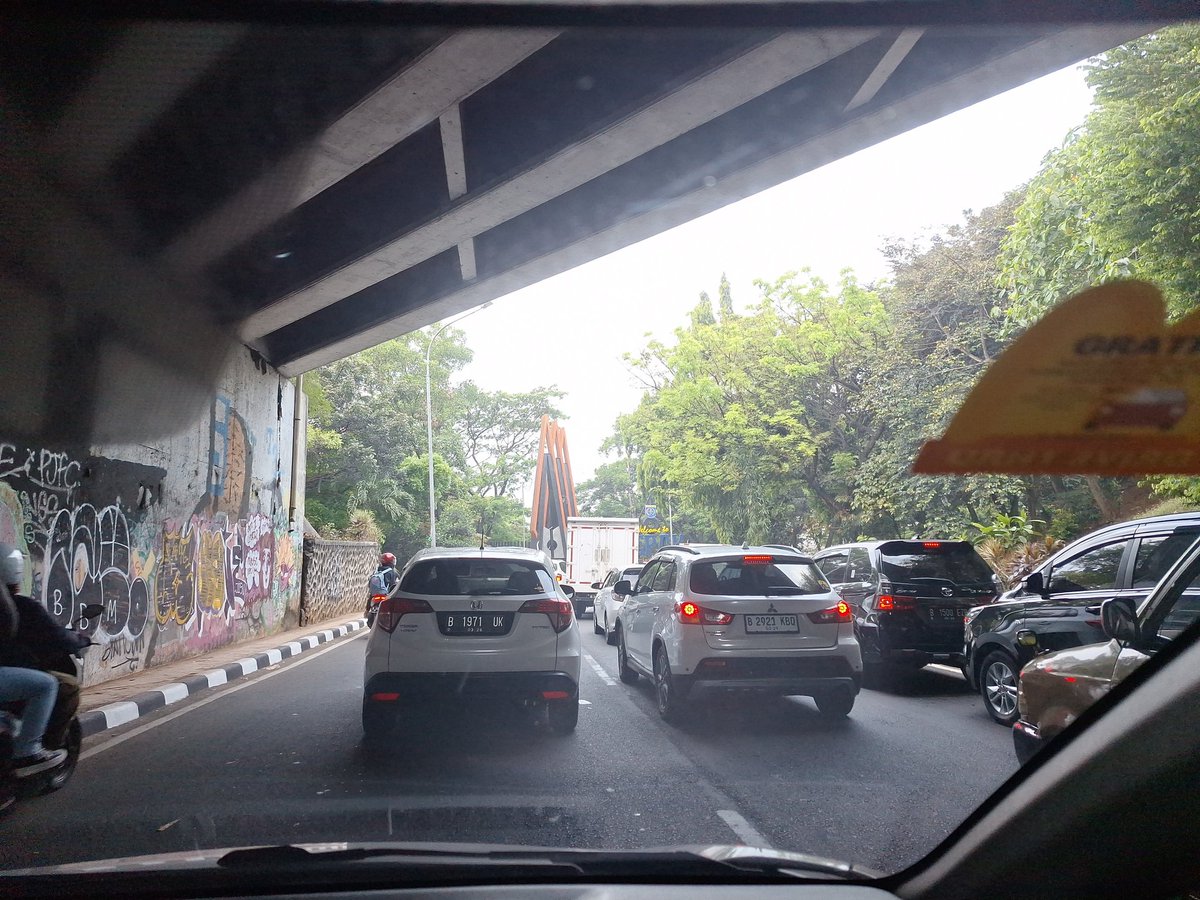 bondry's tweet photo. @restrodepok @dishubdepok  @RadioElshinta  margonda arah ke depok macet total, sejak dr resto bebek kaleyo lenteng agung  jaksel. Imbas putaran balik detos dan angkot ojol ngetem https://t.co/XLE580TRDM