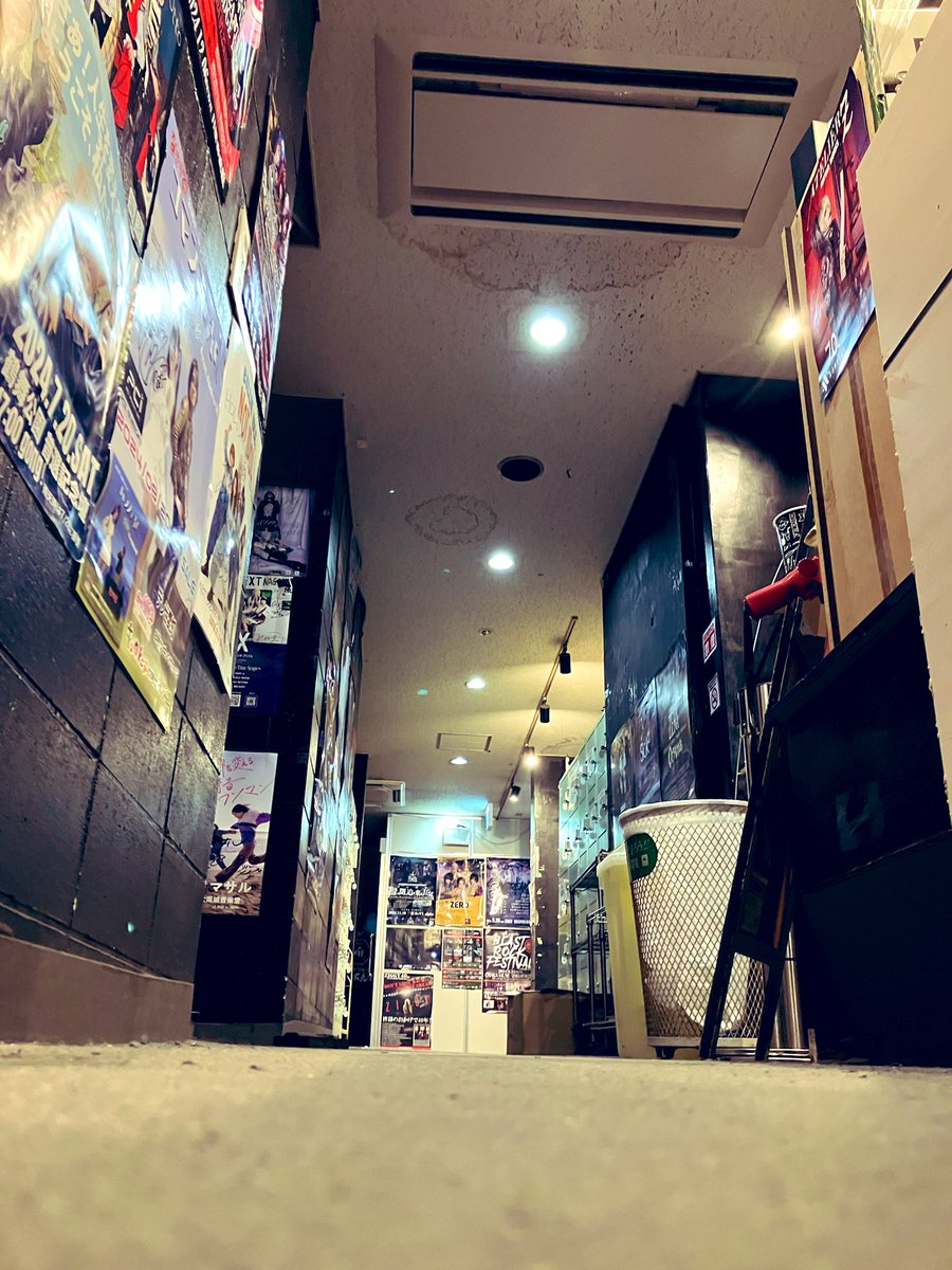 k_yoshifumisan's tweet photo. COM名古屋2日目、HOLIDAY NEXT NAGOYAですー。
今日はマツタケワークスと同じ楽屋なので、それはまぁ賑やかです。
ヘアメイク→物販さんのルーティンも慣れてきましたが、疲れてもきました。
それもクラッシュオブモード。
今日も張り切ってがんばりましょー。
#crashofmode
#HOLIDAYNEXTNAGOYA https://t.co/vZ6C70jn59