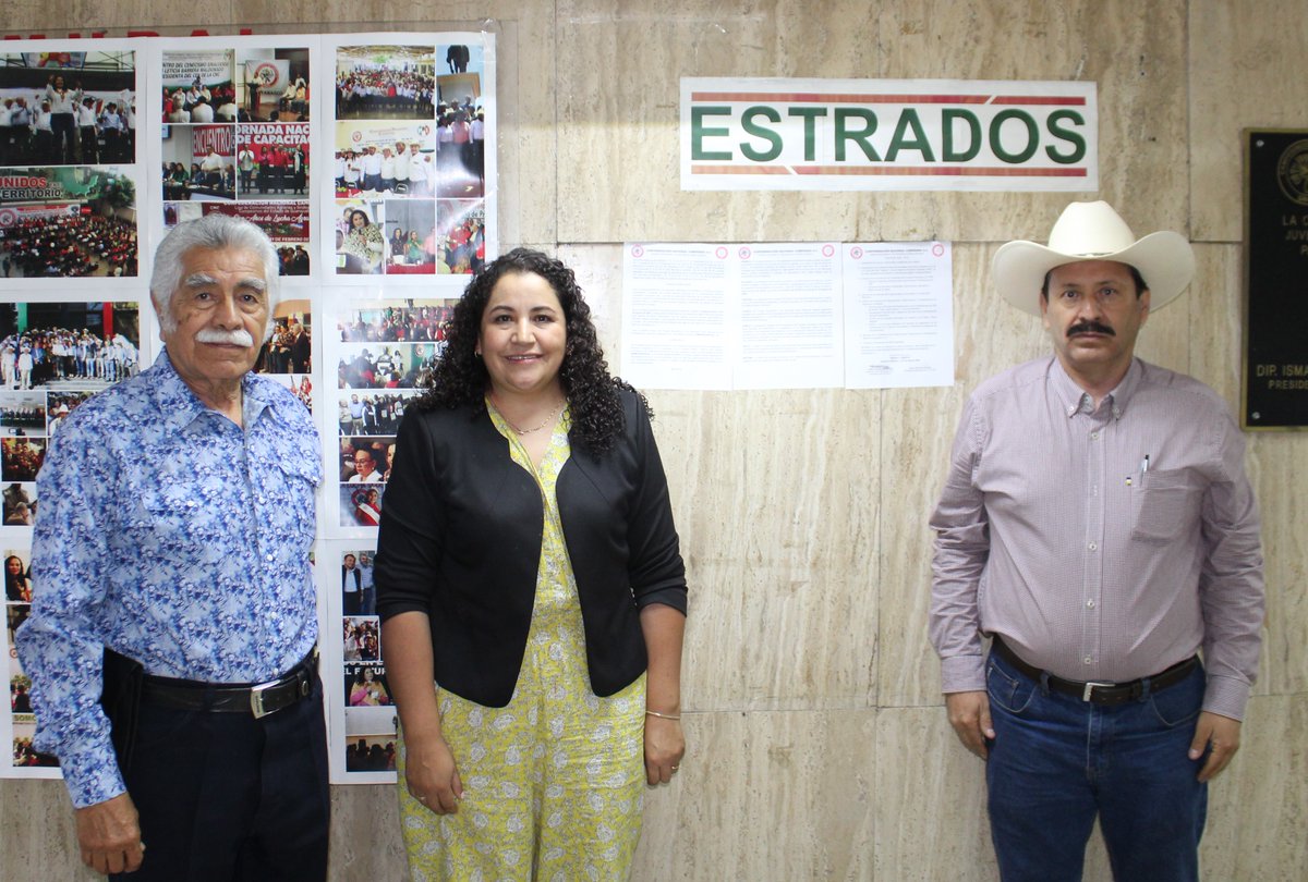 Acompañada de integrantes del Comité Ejecutivo Nacional, nuestra dirigente <a href="/LetyBarreraM/">Leticia Barrera</a>  colocó en estrados la convocatoria para la Séptima Sesión del Consejo Económico y de Desarrollo Rural Nacional.