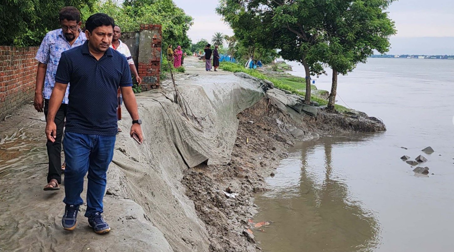 দেবহাটার ঝুঁকিপূর্ণ বাঁধ পরিদর্শনে ইউএনও