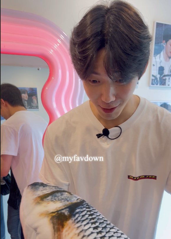 sikkeureo's tweet photo. dowoon looked so excited when a myday gave a fish plushie to him🥺

🐶 "can i keep it?!" https://t.co/NOLhfksIL3