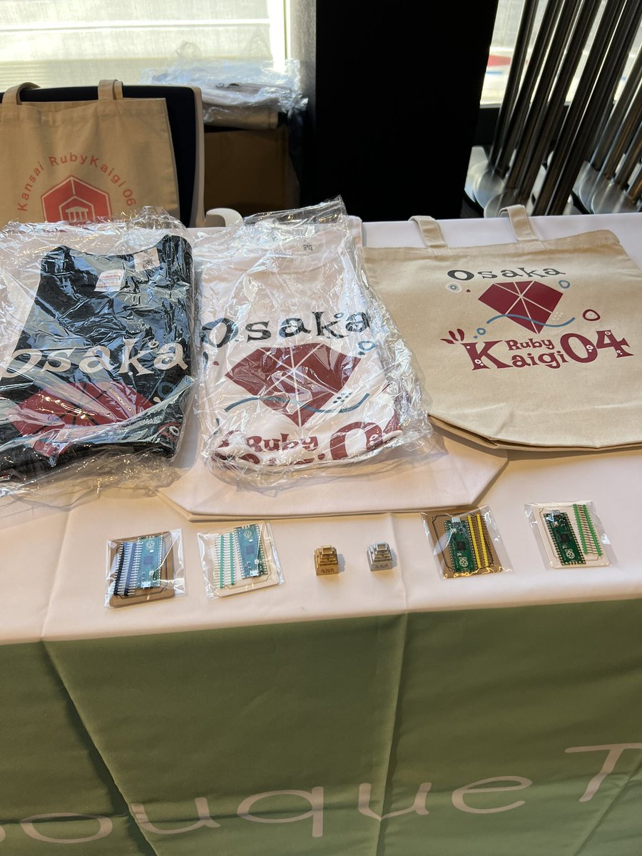 bouquetec's tweet photo. 大阪Ruby会議04で限定グッズの販売をしています。

#osrk04 https://t.co/fh8tyE0oOi