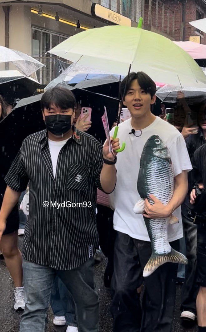 도운이 물고기 인형 안고있는거 걍 얼라임 ㅋㅋㅋ 궈얍다 귀야워