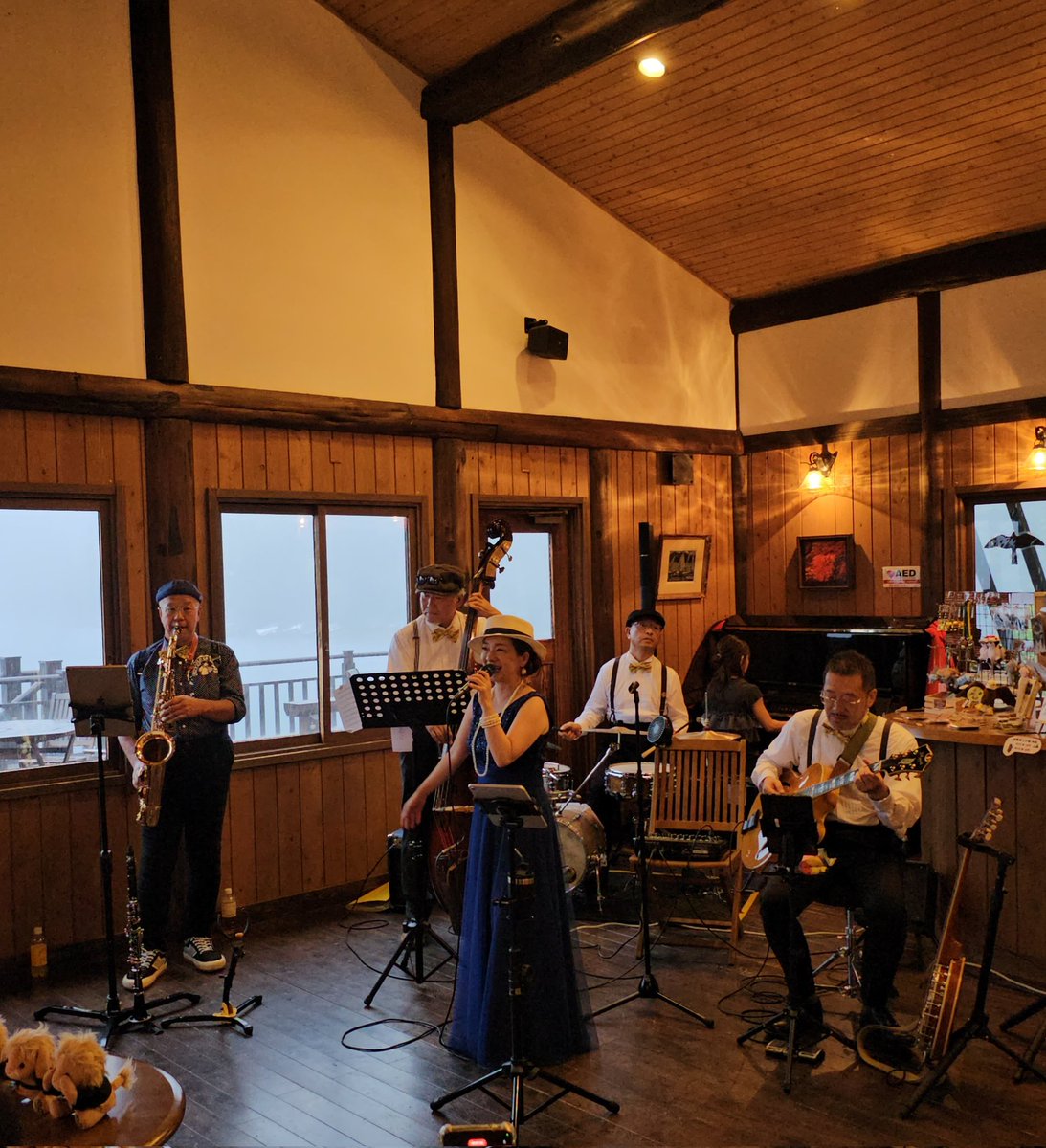luna33_425's tweet photo. 中禅寺湖のボートハウスでfree swing 🎶live☺️‼
雷とコラボ⚡

#freeswing 
#中禅寺湖 https://t.co/jzVsXEiVWO