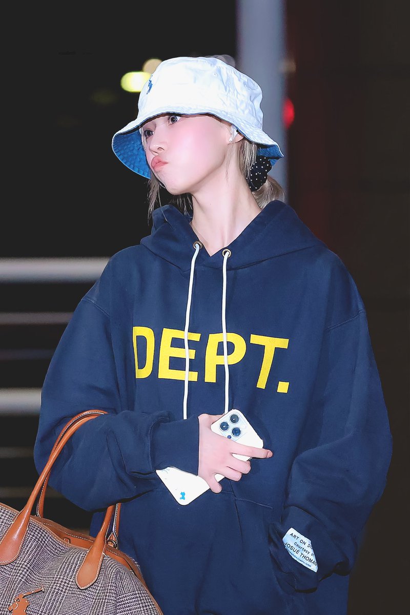 ได้ข่าวว่าคุณบลูพาน้องนักร้องไปเดตที่ต่างประเทศ