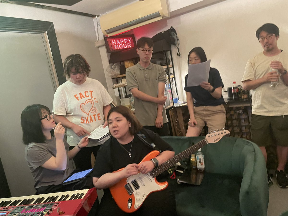 Chihiro_Tp's tweet photo. A-FuzzとROUTE14bandの日韓コラボ企画!一緒に作った曲を早速レコーディングしています😀スタジオに人いっぱい!終始楽しさとエナジーに溢れています、完成したら是非聞いて頂きたい曲できました🔥
#Afuzz #ROUTE14band https://t.co/rgwsjb2RKx