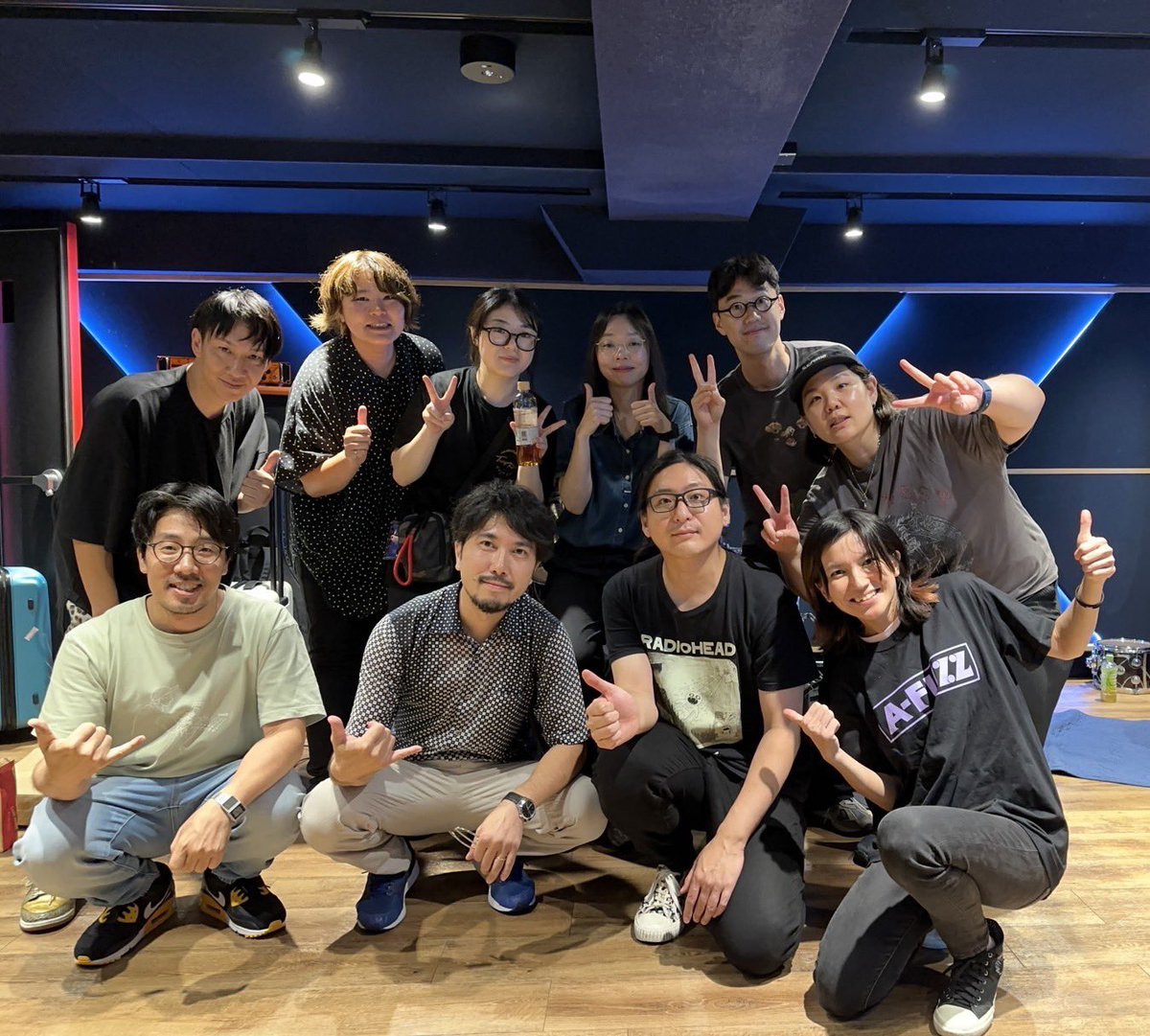 Chihiro_Tp's tweet photo. A-FuzzとROUTE14bandの日韓コラボ企画!一緒に作った曲を早速レコーディングしています😀スタジオに人いっぱい!終始楽しさとエナジーに溢れています、完成したら是非聞いて頂きたい曲できました🔥
#Afuzz #ROUTE14band https://t.co/rgwsjb2RKx