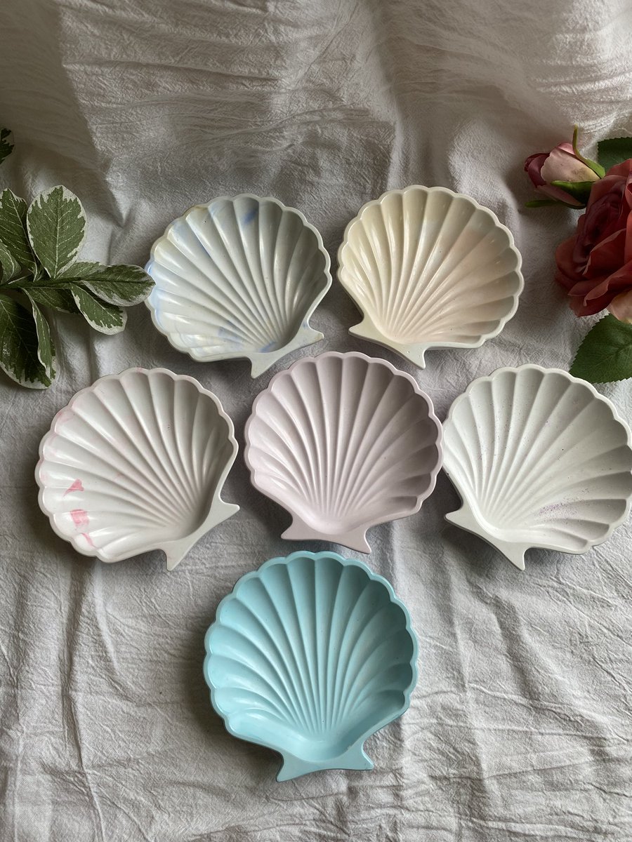 Aloe_wannaart's tweet image. เปลือกหอยแบบเรียบ และแบบลาย Marble ที่ลายไม่ซ้ำ ผสมสีแต่ละรอบได้แค่ใกล้เคียง แต่เป็นแบบที่ทุกคนชอบ 🐚🌊
สั่งทำได้ราคา 110 บาท ราคาไม่รวมส่งนะคะ
#handmade #terrazzo #marble #terrazzodesign#decoration #decrationhome #crafe  #งานปูน #ตกแต่ง #ของตกแต่งห้อง #พร็อพถ่ายรูป