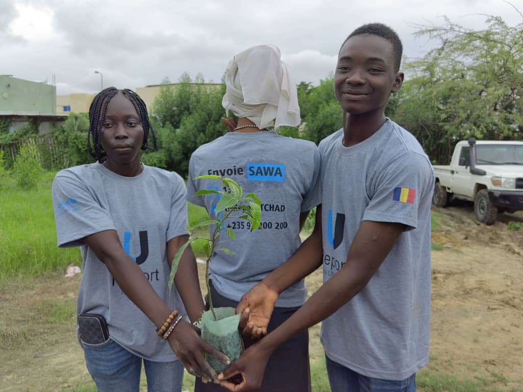 J'ai participé à une 𝐣𝐨𝐮𝐫𝐧é𝐞 𝐝𝐞 𝐩𝐥𝐚𝐧𝐭𝐚𝐭𝐢𝐨𝐧  𝐝'𝐚𝐫𝐛𝐫𝐞𝐬 au côté de ma communauté @Ureport  à la @Direction Générale de police de N'Djamena 

En présence du commissaire central de la direction, nous avons planté plus de 60 arbres fruitiers et non fruitiers.