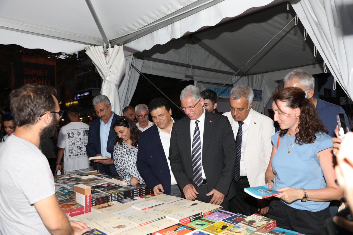 MudanyaKitapF's tweet photo. Değişimin itici gücü olan kitaplar aracılığıyla, yeni bir Türkiye için neler yapmamız gerektiğini konuşacağız. Hep birlikte, daha adil, özgür ve barışçıl bir geleceğin temel taşlarını döşeyeceğiz” diye konuştu.

#MudanyaKitapFuarı
#Değişim https://t.co/e6aYym5MUH