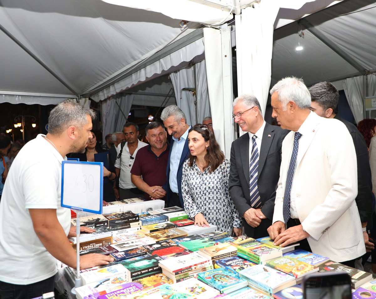 MudanyaKitapF's tweet photo. Değişimin itici gücü olan kitaplar aracılığıyla, yeni bir Türkiye için neler yapmamız gerektiğini konuşacağız. Hep birlikte, daha adil, özgür ve barışçıl bir geleceğin temel taşlarını döşeyeceğiz” diye konuştu.

#MudanyaKitapFuarı
#Değişim https://t.co/e6aYym5MUH